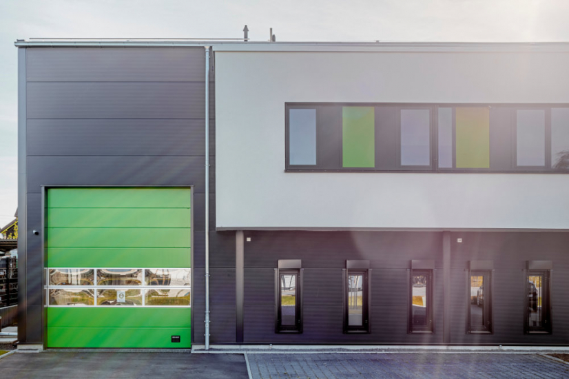 Neubau fuer die Firma InTaste Garage und Frontansicht